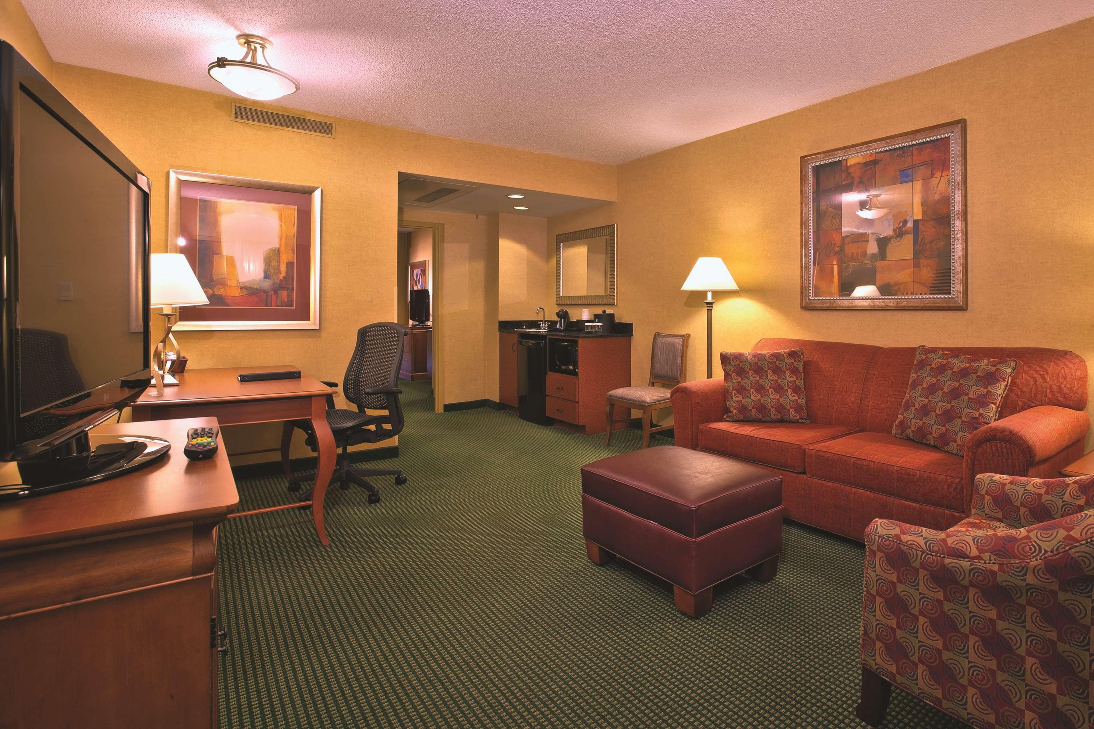 Embassy Suites By Hilton Greensboro Airport Extérieur photo